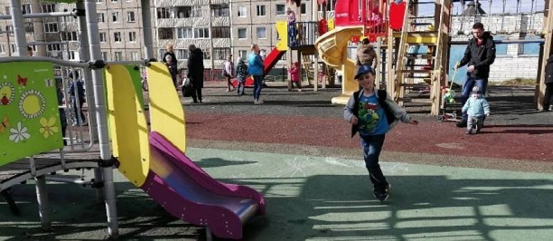 В мурманской Кандалакше обнаружили нарушения на детской площадке