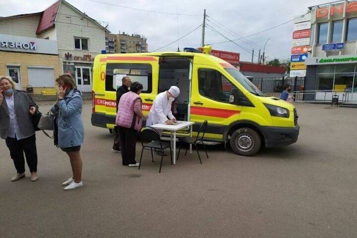 Первые пациенты прошли covid-вакцинацию возле станций метро в Казани