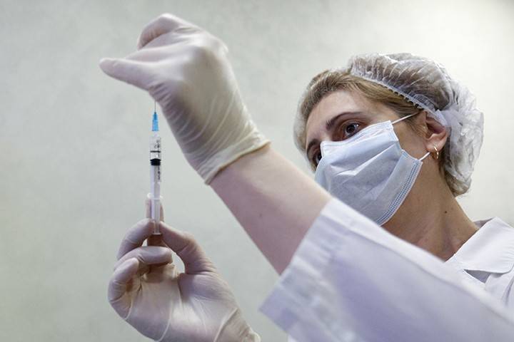 Минздрав РФ заявил об отсутствии риска тромбоза после вакцинации от COVID-19
