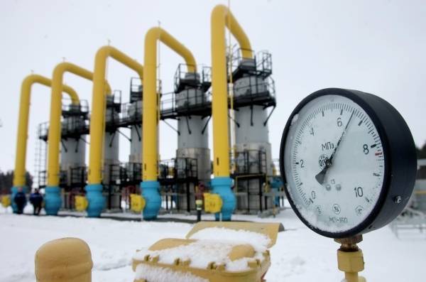 Азаров обвинил США в попытке перекрыть транзит российского газа в Европу