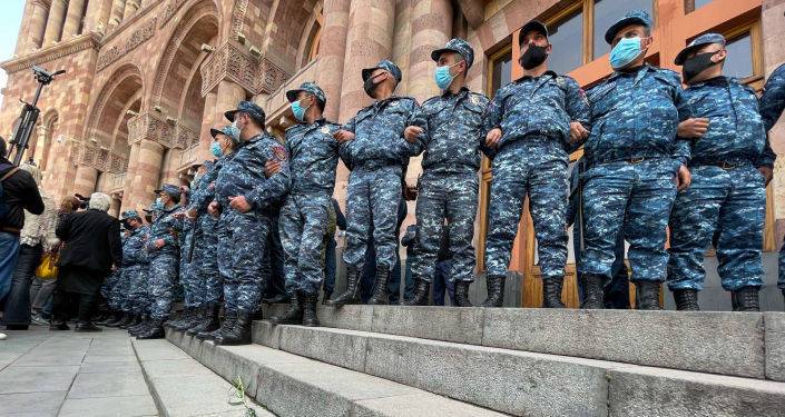 Замглавы полиции Армении Ара Фиданян рассказал, сколько получают полицейские