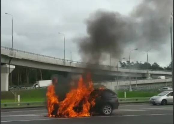 Автомобиль сгорел на востоке МКАД