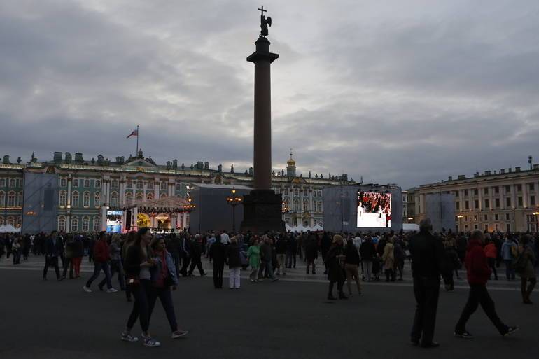 В Петербурге 14 многодетных семей получили медали