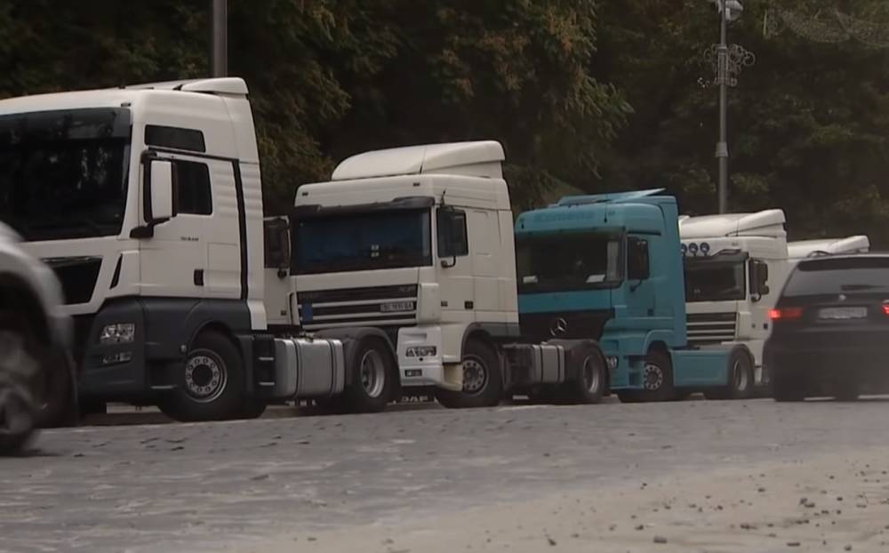 В Украине начал действовать временный запрет на проезд грузовиков