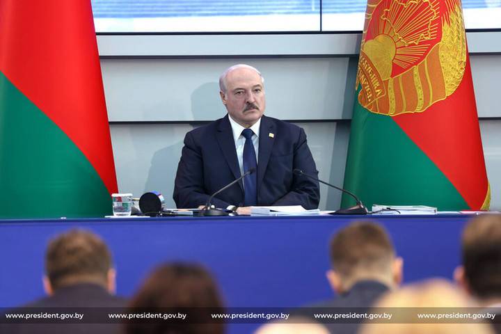 Лукашенко: Россия и Белоруссия проработают вопрос об открытии авиарейсов в Крым