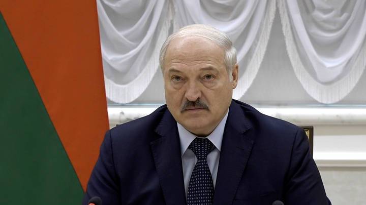 Лукашенко попросил Путина подумать, как белорусам попасть в Крым