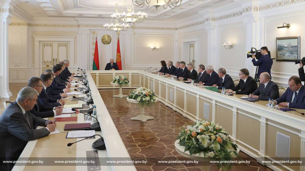 Лукашенко пообещал не оставлять в беде «Белавиа»