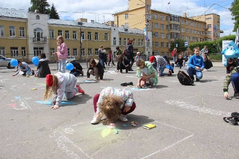 В Смоленске прошел конкурс детских рисунков на асфальте