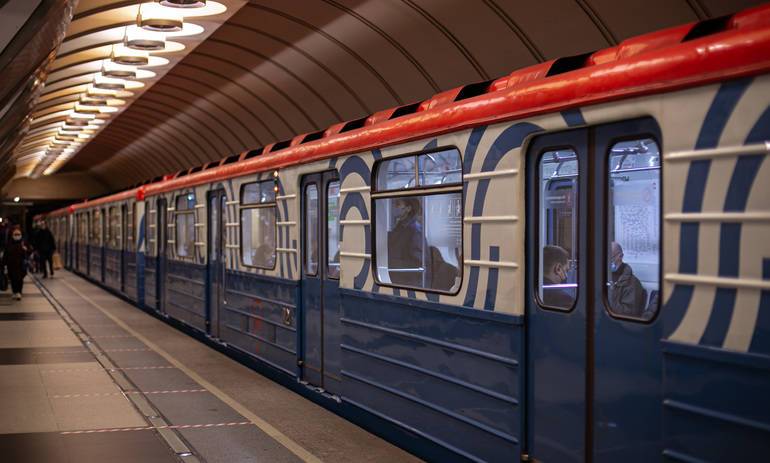 В Петербурге увеличен интервал поездов на «синей» линии метро