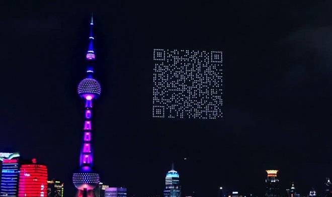 Рой дронов нарисовал в ночном небе Шанхая QR-код для рекламы видеоигры