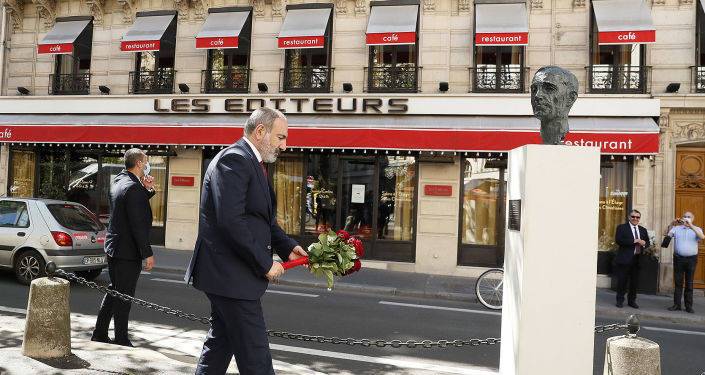 Никол Пашинян почтил память Шарля Азнавура в Париже