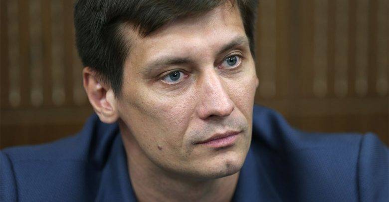 Полиция завершила обыск у экс-депутата Дмитрия Гудкова