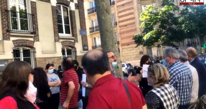 Пашиняна встретили в у посольства Армении в Париже акцией протеста. Видео