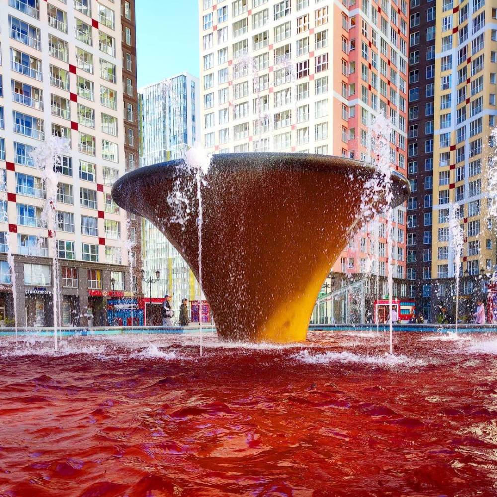 «Кровавый фонтан» взбудоражил жителей Кудрово — фото