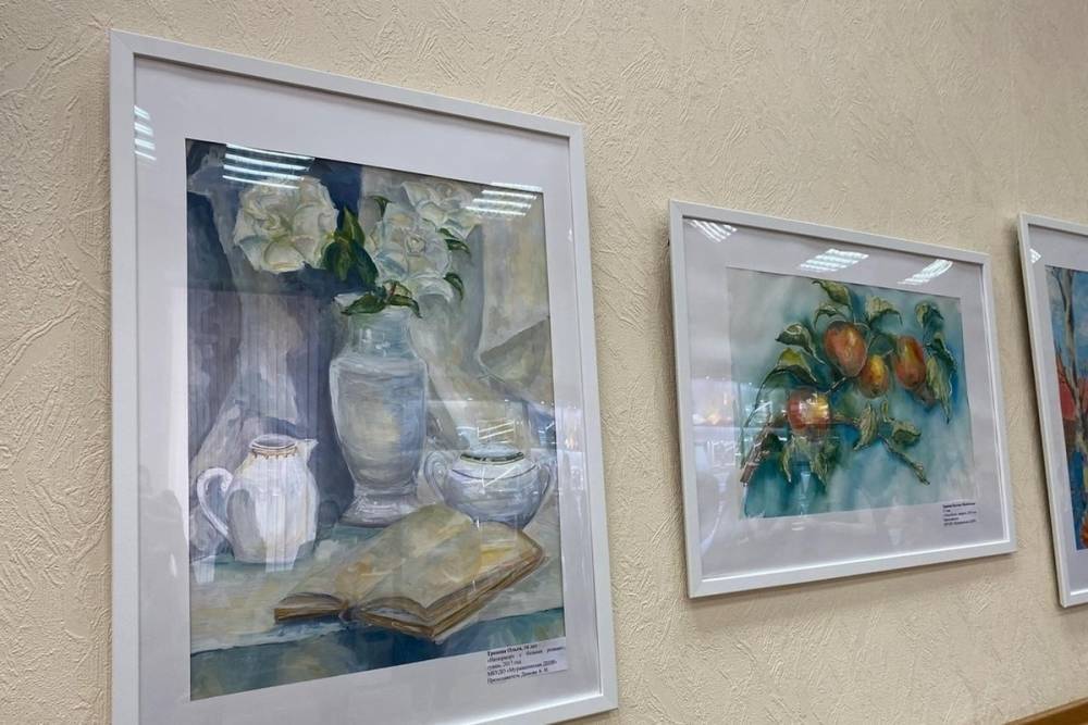 Выставка работ юных воспитанников Мурмашинской школы искусств открылась в областной Думе