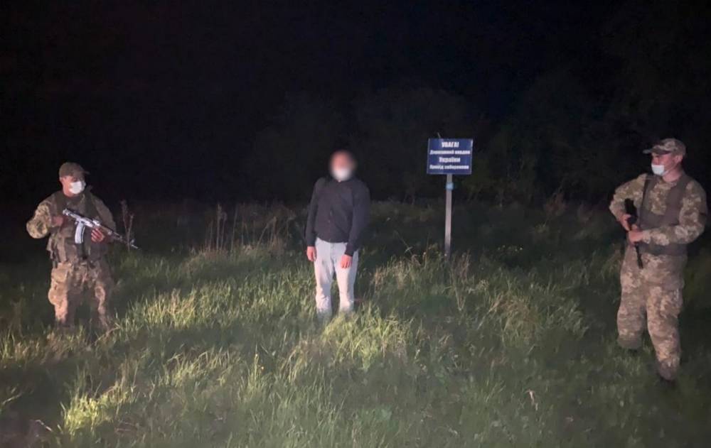 Пограничники задержали гражданина РФ, который закопал свой паспорт в лесу