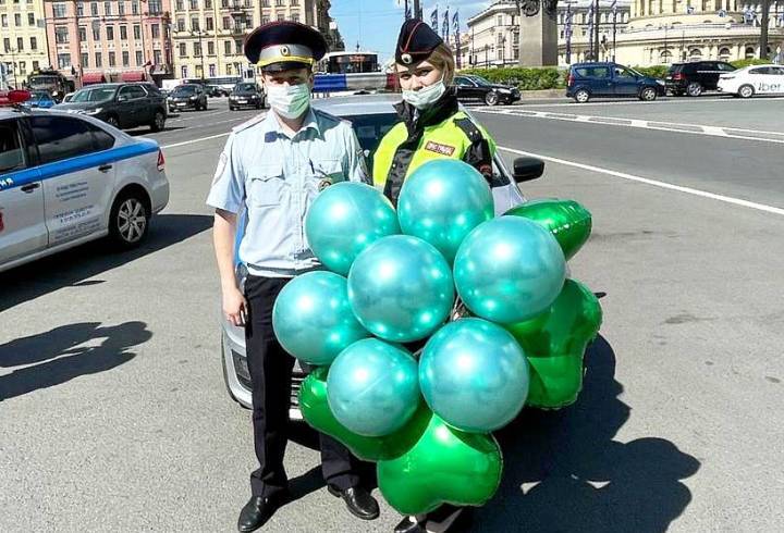Петербургские инспекторы ГИБДД 1 июня поздравили детей и родителей с праздником