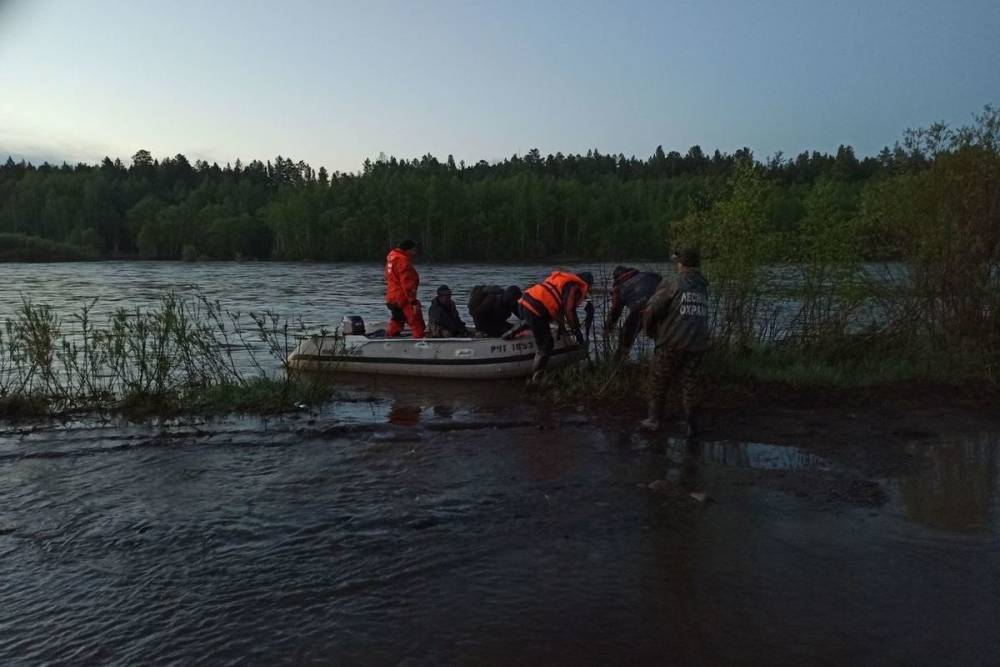 Троих человек эвакуировали с застрявшего в реке грузовика в районе Забайкалья
