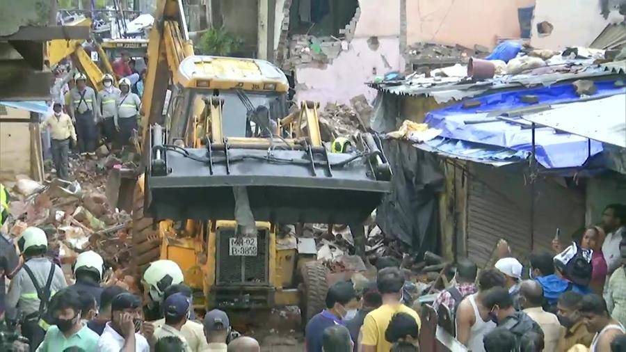 Не менее 11 человек погибли при обрушении жилого дома в Индии