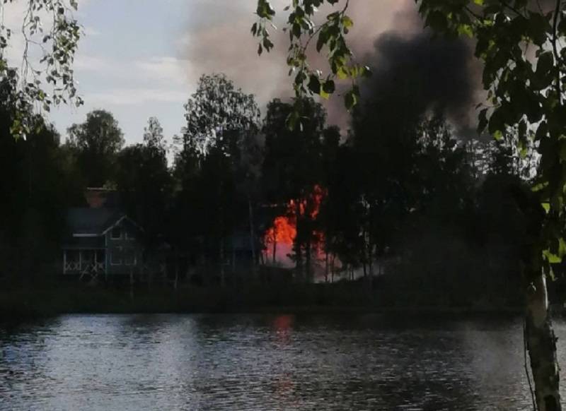 В деревне Медный завод сгорели двухэтажный дом и два легковых автомобиля
