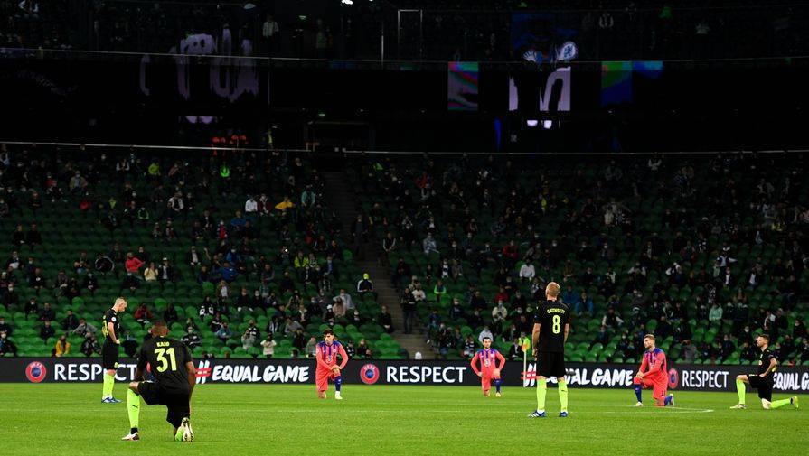 УЕФА призвал фанатов проявить уважение к преклоняющим колено игрокам