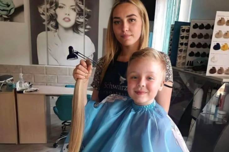 На Хмельнитчине второклассница срезала свои длинные волосы, чтобы помочь онкобольной девочке