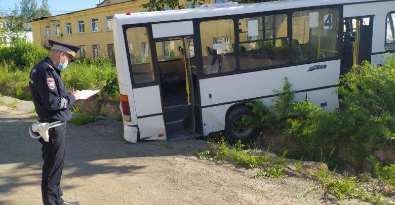 В МВД рассказали, как кондуктор автобуса с отказавшими тормозами на Урале спас пассажиров