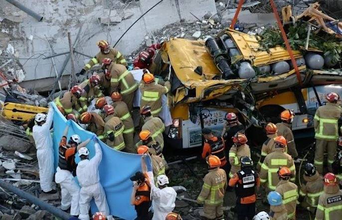 В Южной Корее здание рухнуло на пассажирский автобус. Девять пассажиров погибли