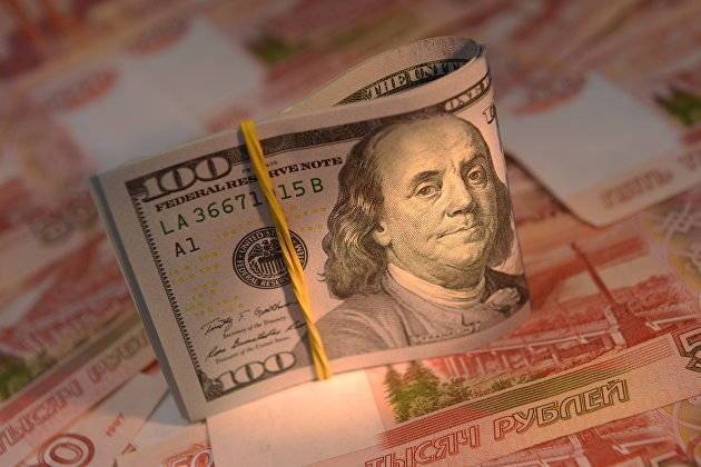 Средневзвешенный курс доллара вырос до 72,2 рубля