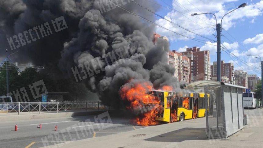 Видео: Пассажирский автобус загорелся в Приморском районе Петербурга