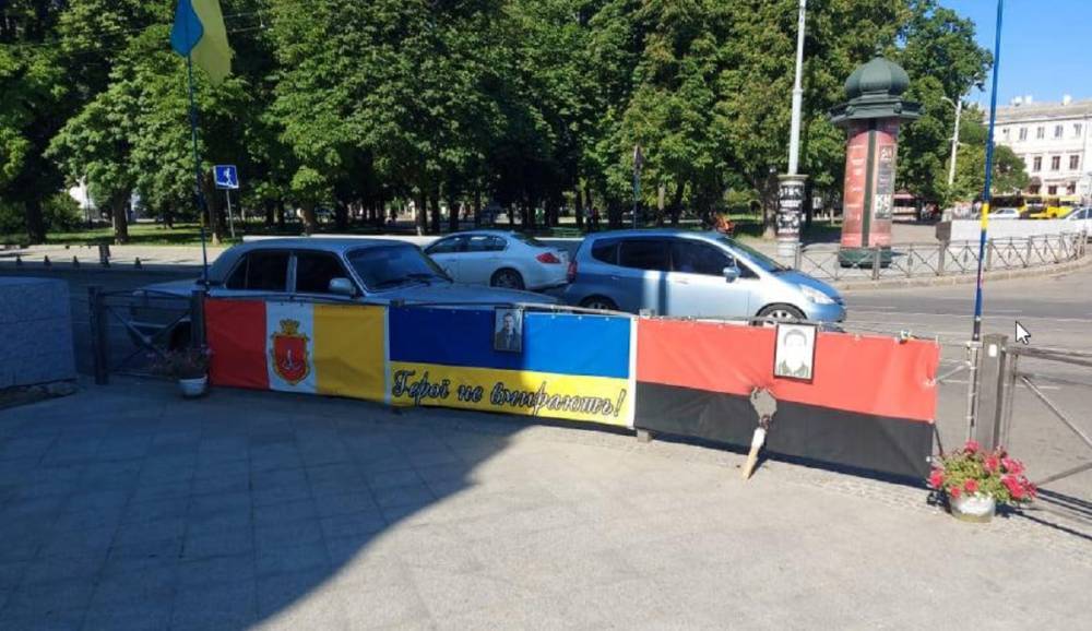 В центре Одессы подожгли красно-черный флаг: полиция бросилась на поиски хулиганов, фото