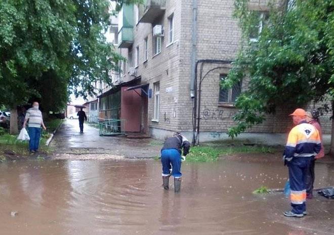После обильного дождя в Рязани начали прочищать ливневки