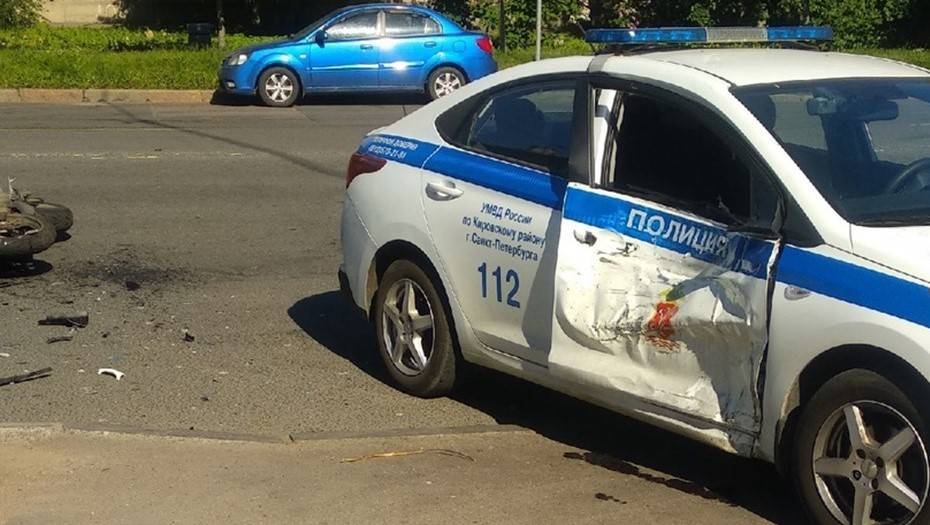 На юге Петербурга мотоциклист протаранил машину полиции