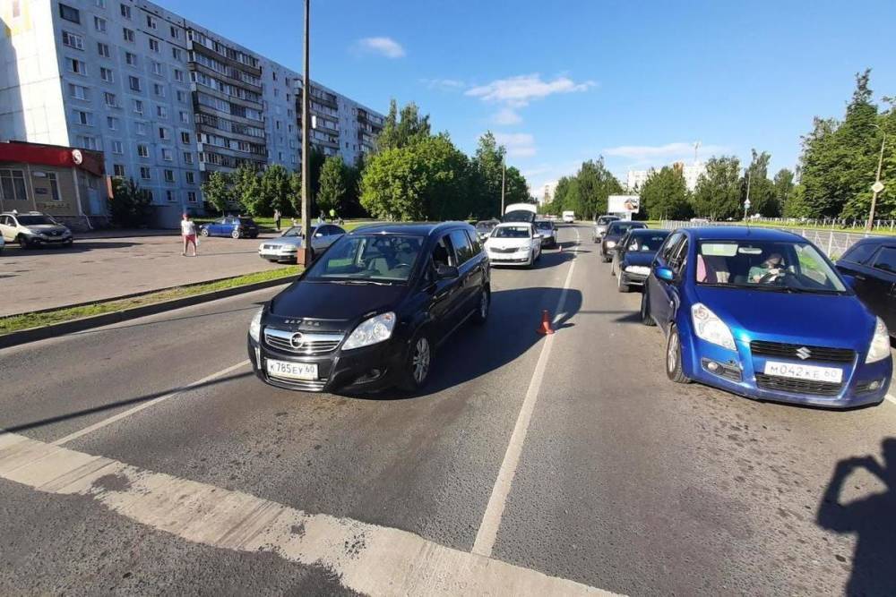 Водитель «Опеля» попал в больницу после ДТП в Пскове