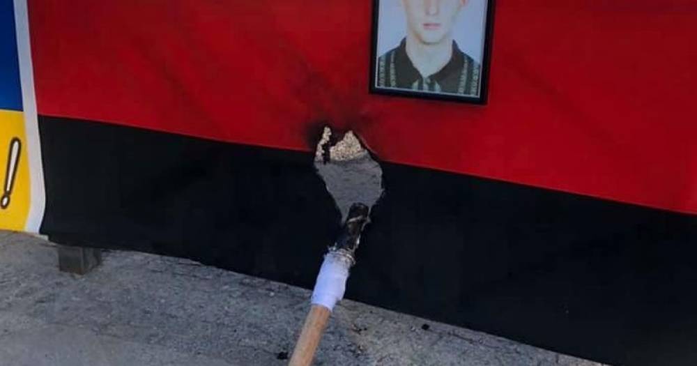 В Одессе вандалы подожгли красно-черный флаг на мемориале погибшим евромайдановцам (ФОТО)