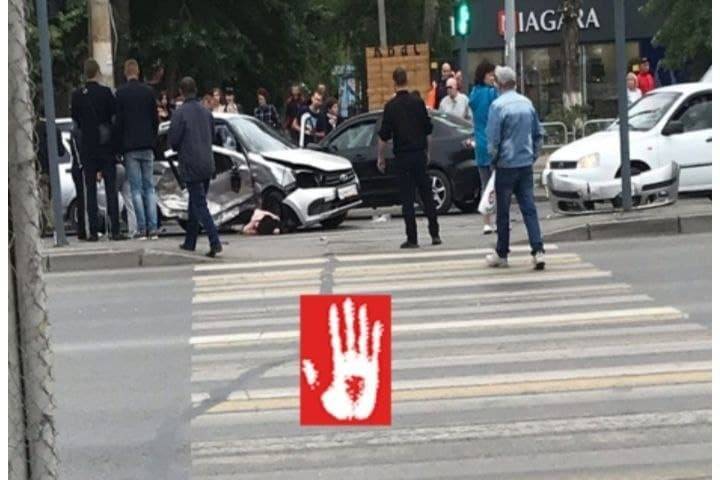 В Челябинске несколько автомобилей столкнулись на пешеходном переходе. Есть жертвы