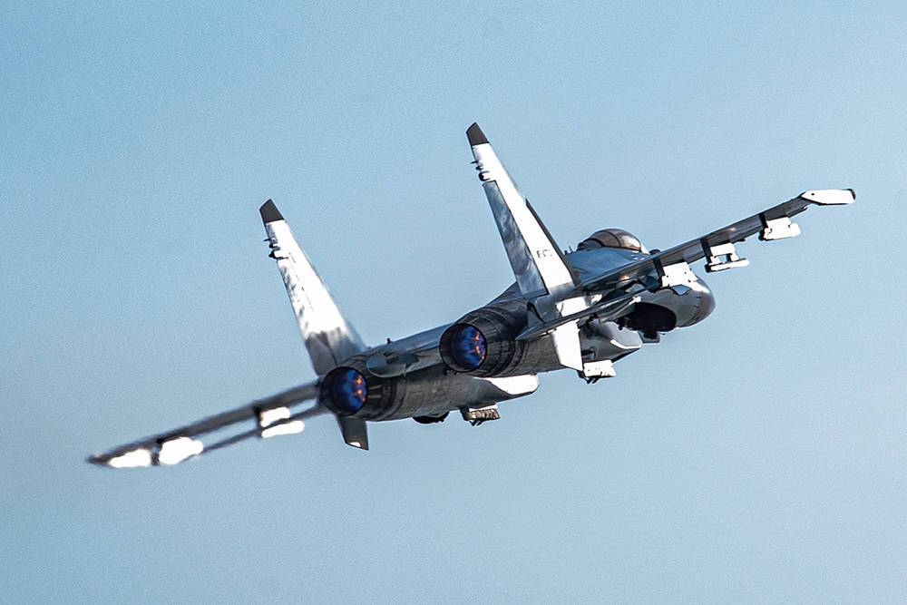 Российский Су-35 сопроводил американский самолет над Тихим океаном