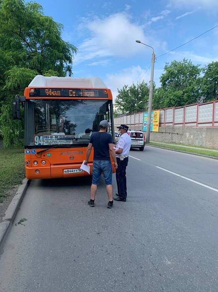 В Ростове утром произошло ДТП с участием самосвала и пассажирского автобуса