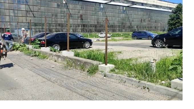 В пяти районах Петербурга снесли незаконные автостоянки
