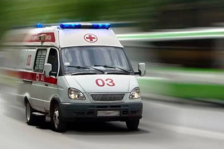 В России служебный автобус протаранил ворота и влетел в людей: шесть человек погибли