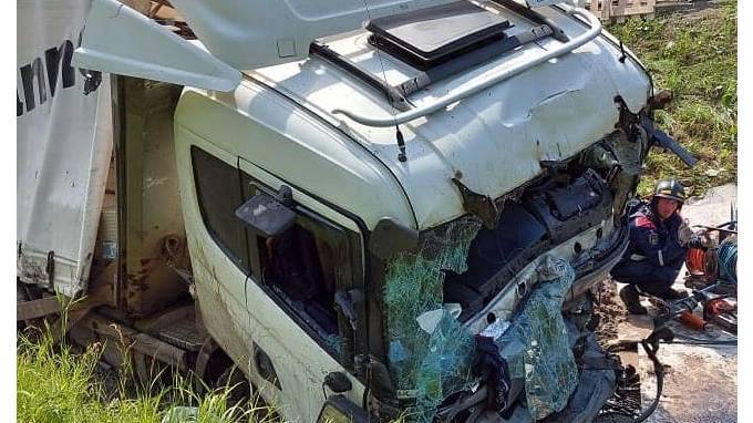 При столкновении КамАЗа и Scania на М-11 под Тосно пострадал водитель