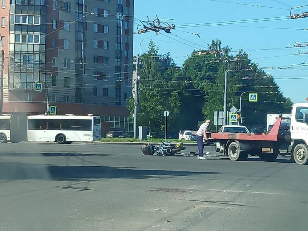 Мотоциклист попал в больницу после столкновения с иномаркой в Петербурге — видео