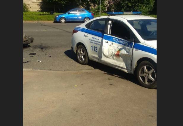 В Петербурге двое полицейских и мотоциклист попали в аварию