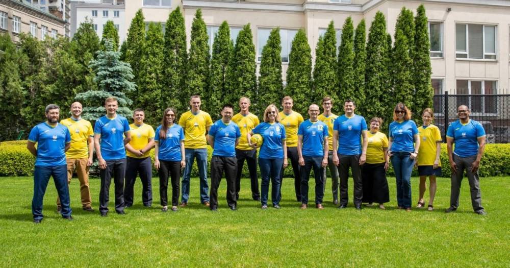 "Ждем первую игру": в посольстве США примерили новую форму сборной Украины (фото)