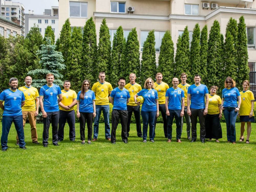 Сотрудники посольства США в Киеве надели новую форму сборной Украины по футболу