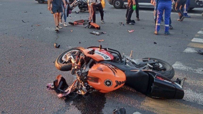 Видео: два байкера не поделили перекресток в Петербурге