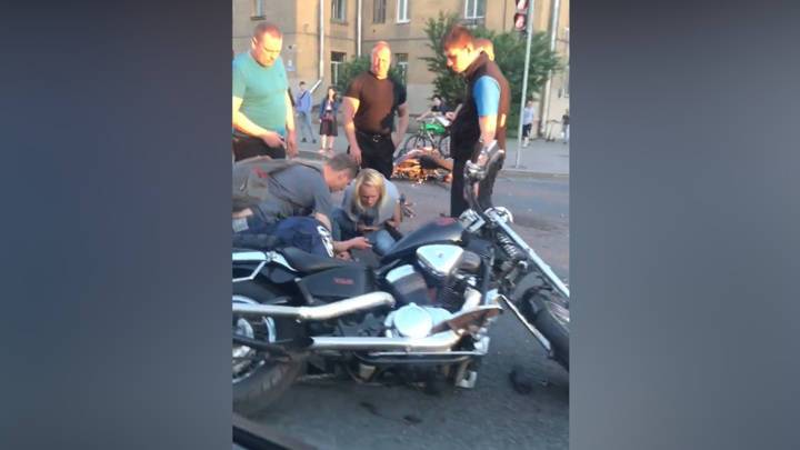 В Питере два мотоциклиста врезались друг в друга