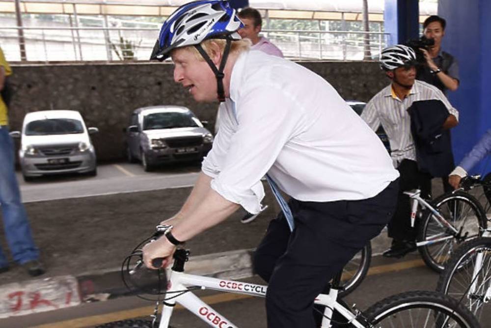 СМИ: Джонсон получил велосипед в качестве подарка от Байдена