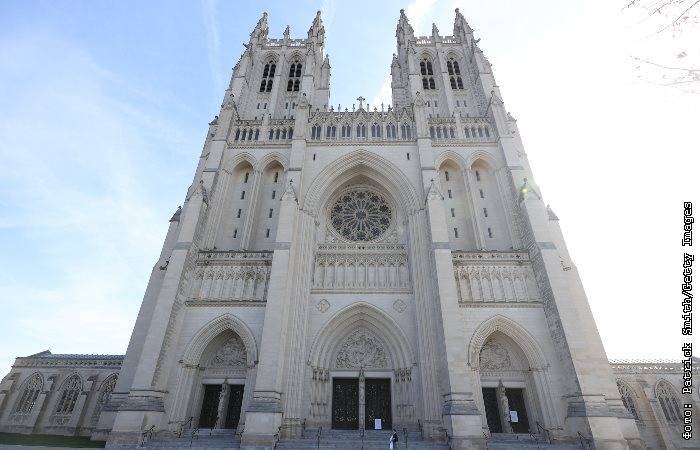 В США колокола собора прозвонили 600 раз в память о скончавшихся от COVID-19