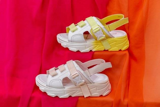 Сандалии, босоножки и мюли — тренды летней обуви представила Vallenssia в Чите
